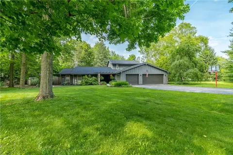 Exterior - 2425 Black Oak Dr, Troy, OH 45373 photo 2 of 14
