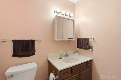 Bath - 1043 Armsgate Rd, Springfield, OH 45503 photo 1 of 6