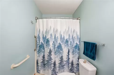 Bath - 1043 Armsgate Rd, Springfield, OH 45503 photo 5 of 6
