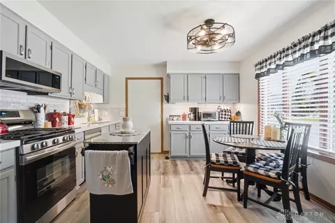 Kitchen - 1043 Armsgate Rd, Springfield, OH 45503 photo 5 of 7