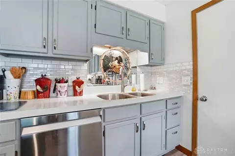 Kitchen - 1043 Armsgate Rd, Springfield, OH 45503 photo 2 of 7