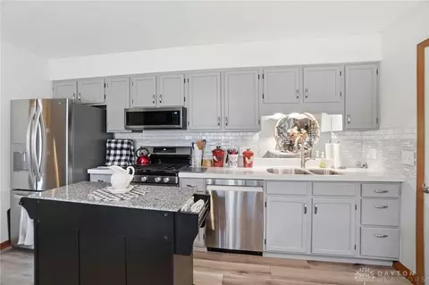 Kitchen - 1043 Armsgate Rd, Springfield, OH 45503 photo 3 of 7