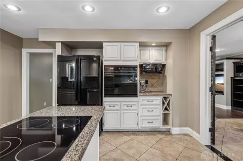 Kitchen - 2357 Willowgrove Ave, Kettering, OH 45409 photo 3 of 4