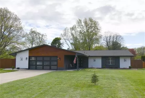 8910 Springrun Ln, Centerville, OH 45458