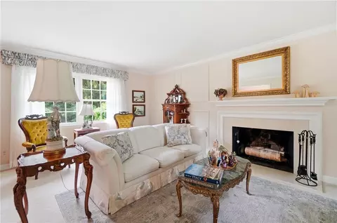 Living - 550 Evans Ln, Washington Township, OH 45459 photo 4 of 5