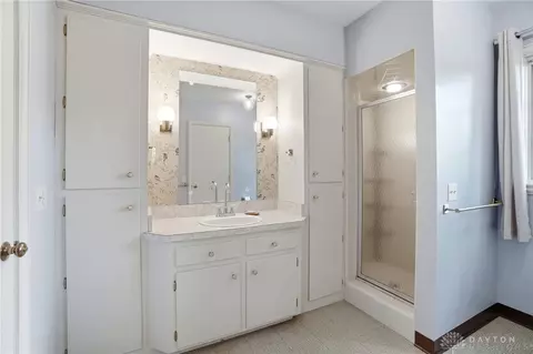 Bath - 772 W Plantation Ln, Kettering, OH 45419 photo 15 of 16