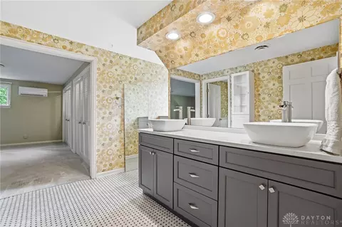 Bath - 772 W Plantation Ln, Kettering, OH 45419 photo 12 of 16