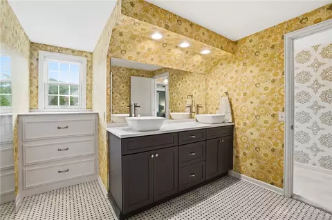 Bath - 772 W Plantation Ln, Kettering, OH 45419 photo 11 of 16