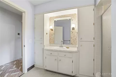 Bath - 772 W Plantation Ln, Kettering, OH 45419 photo 13 of 16