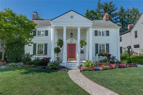 360 East Dr, Oakwood, OH 45419
