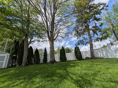 Exterior - 2407 Selby Pl, Kettering, OH 45420 photo 5 of 8