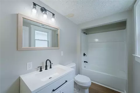 Bath - 151 4th Ave, Springfield, OH 45505 photo 1 of 1