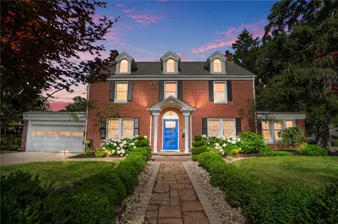 2101 Far Hills Ave, Oakwood, OH 45419