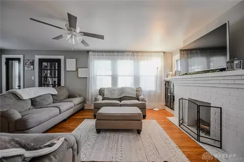 Living - 852 Rodgers Dr, Springfield, OH 45503 photo 3 of 3