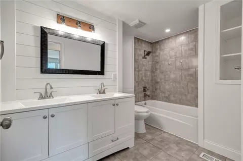 Bath - 5406 Qualstan Ct, Centerville, OH 45429 photo 2 of 5
