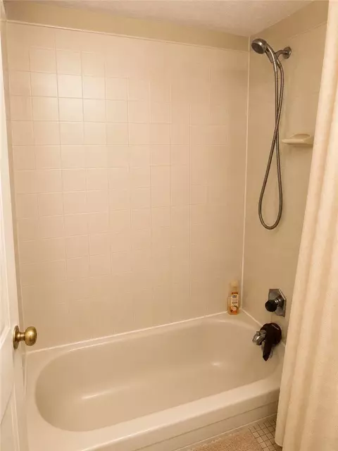 Bath - 749 Clareridge Ln, Centerville, OH 45458 photo 4 of 4