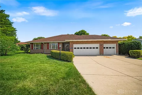 1780 Tearose Cir, Fairborn, OH 45324