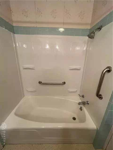 Bath - 2636 Rebecca Dr, Springfield, OH 45503 photo 3 of 3