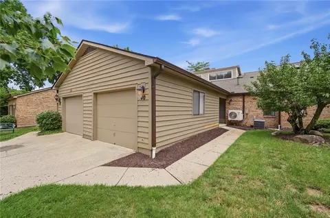 40 Rolling Hills Dr, Wyoming, OH 45215