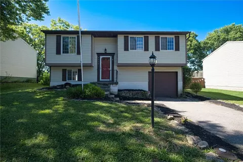 3636 Charlotte Mill Dr, West Carrollton, OH 45439