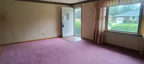 Living - 4709 Chippendale Dr, Springfield, OH 45503 photo 3 of 6