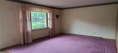 Living - 4709 Chippendale Dr, Springfield, OH 45503 photo 4 of 6