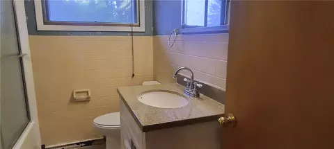 Bath - 4709 Chippendale Dr, Springfield, OH 45503 photo 2 of 6