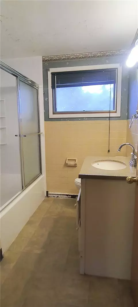 Bath - 4709 Chippendale Dr, Springfield, OH 45503 photo 3 of 6