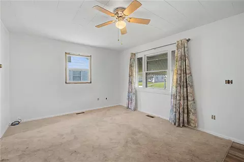 Living - 662 Reading Dr, Springfield, OH 45505 photo 2 of 4