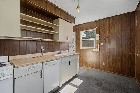 Kitchen - 662 Reading Dr, Springfield, OH 45505 photo 4 of 4