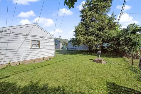 Exterior - 662 Reading Dr, Springfield, OH 45505 photo 5 of 10