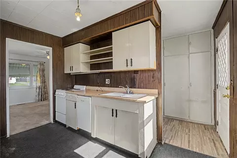 Kitchen - 662 Reading Dr, Springfield, OH 45505 photo 2 of 4
