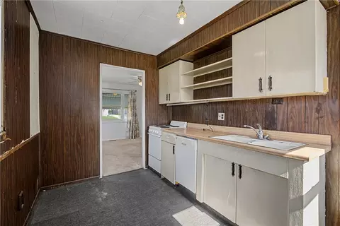 Kitchen - 662 Reading Dr, Springfield, OH 45505 photo 3 of 4