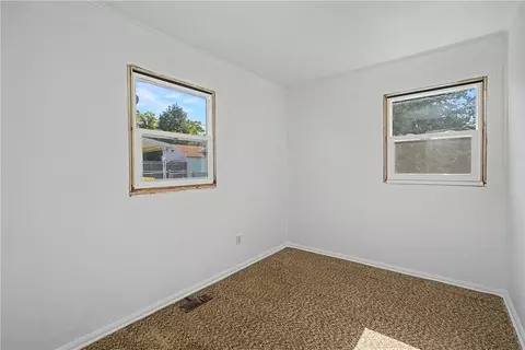 Bedroom - 662 Reading Dr, Springfield, OH 45505 photo 4 of 5