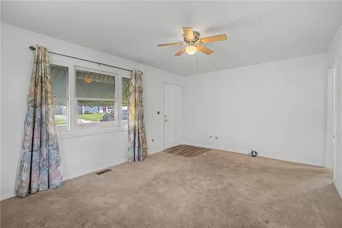 Living - 662 Reading Dr, Springfield, OH 45505 photo 3 of 4