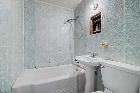 Bath - 662 Reading Dr, Springfield, OH 45505 photo 1 of 1