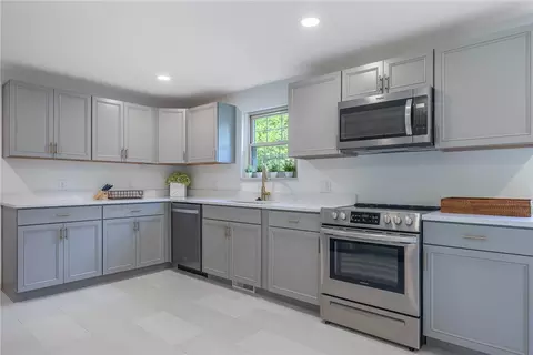 Kitchen - 5001 Polen Dr, Kettering, OH 45440 photo 4 of 7
