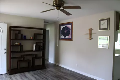 Living - 3215 Nantucket St, Springfield, OH 45503 photo 2 of 3