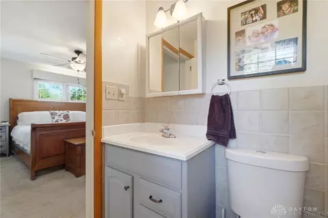 Bath - 1918 Devon Dr, Springfield, OH 45503 photo 2 of 6
