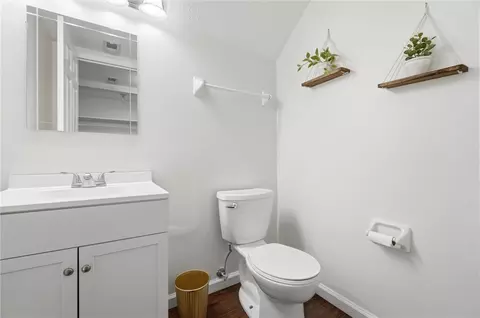 Bath - 1007 Foxshire Pl, Centerville, OH 45458 photo 2 of 4