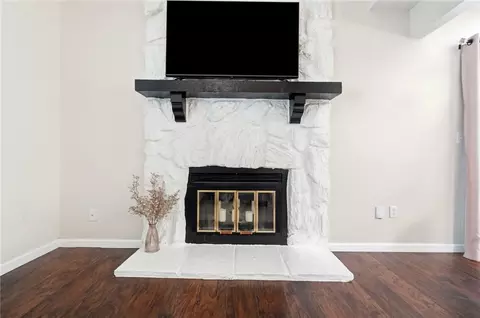 Living - 1007 Foxshire Pl, Centerville, OH 45458 photo 3 of 3