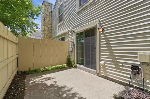 Exterior - 1007 Foxshire Pl, Centerville, OH 45458 photo 3 of 4