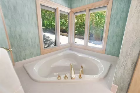Bath - 2892 River End Ct, Sugarcreek Township, OH 45370 photo 5 of 11