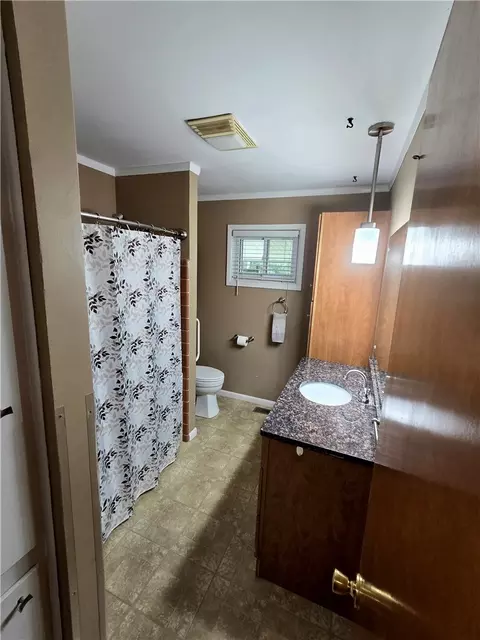 Bath - 808 Hollendale Dr, Kettering, OH 45429 photo 2 of 2