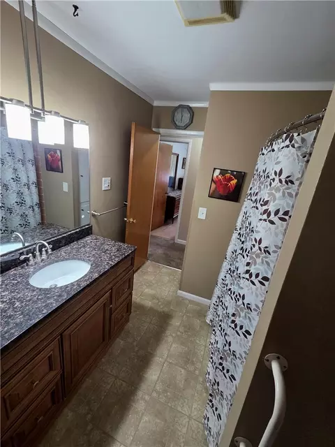 Bath - 808 Hollendale Dr, Kettering, OH 45429 photo 1 of 2
