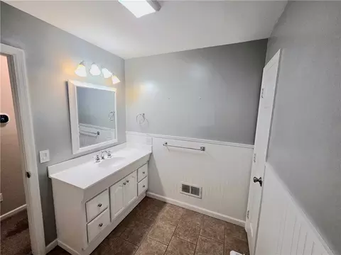 Bath - 843 Maxwelton Ln, Centerville, OH 45459 photo 2 of 3