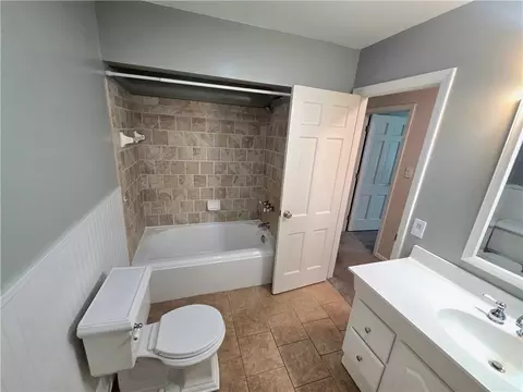 Bath - 843 Maxwelton Ln, Centerville, OH 45459 photo 1 of 3