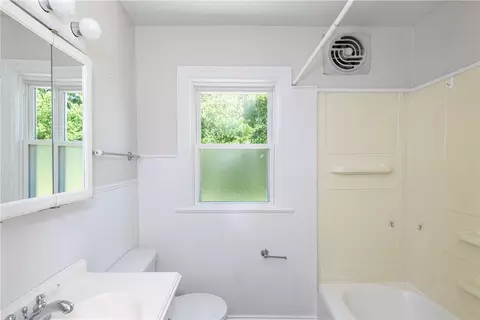Bath - 2829 Kenview Ave, Dayton, OH 45420 photo 1 of 10