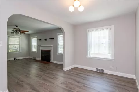 Living - 2829 Kenview Ave, Dayton, OH 45420 photo 6 of 7