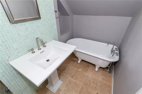 Bath - 2829 Kenview Ave, Dayton, OH 45420 photo 10 of 10